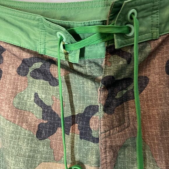 The North Face green camouflage swim trunks, size 36‎ - Picture 12 of 12
